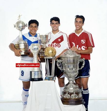 galera_y's tweet photo. El futbol que supimos tener y no quisimos defender. Todos tenian figuras, todos podían ganar la Libertadores. Hoy 29 equipos solo tratan de no quebrar y aspirar a ganar una de las tantas Chiqui Cup sin valor alguno. Una gran pena. https://t.co/8Us7vJntuh
