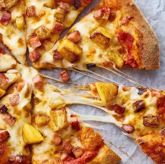 SantaDecides's tweet photo. Pineapples belong on pizza https://t.co/x49FbfBfuU