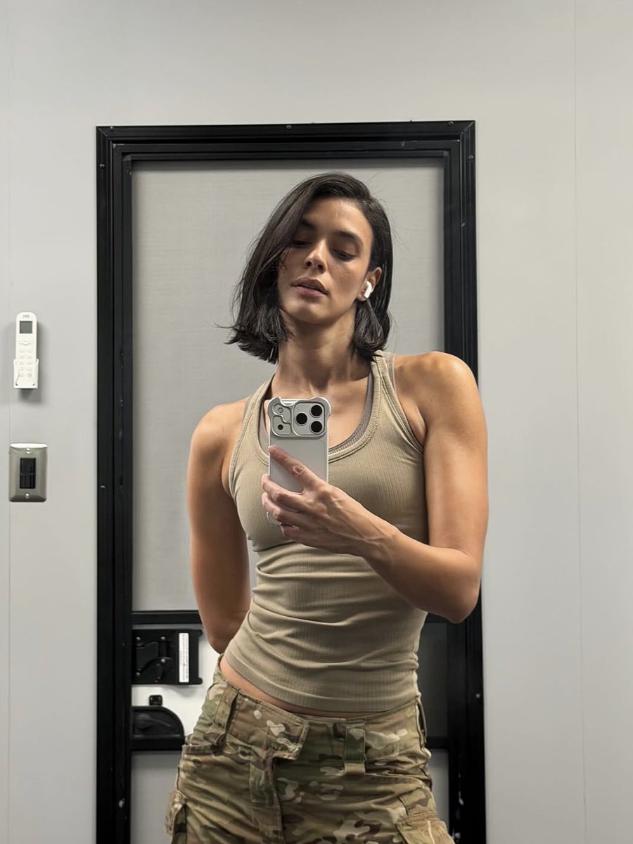 leatinseason's tweet photo. i need laysla to post more bts pics like these https://t.co/usTKULlzDC
