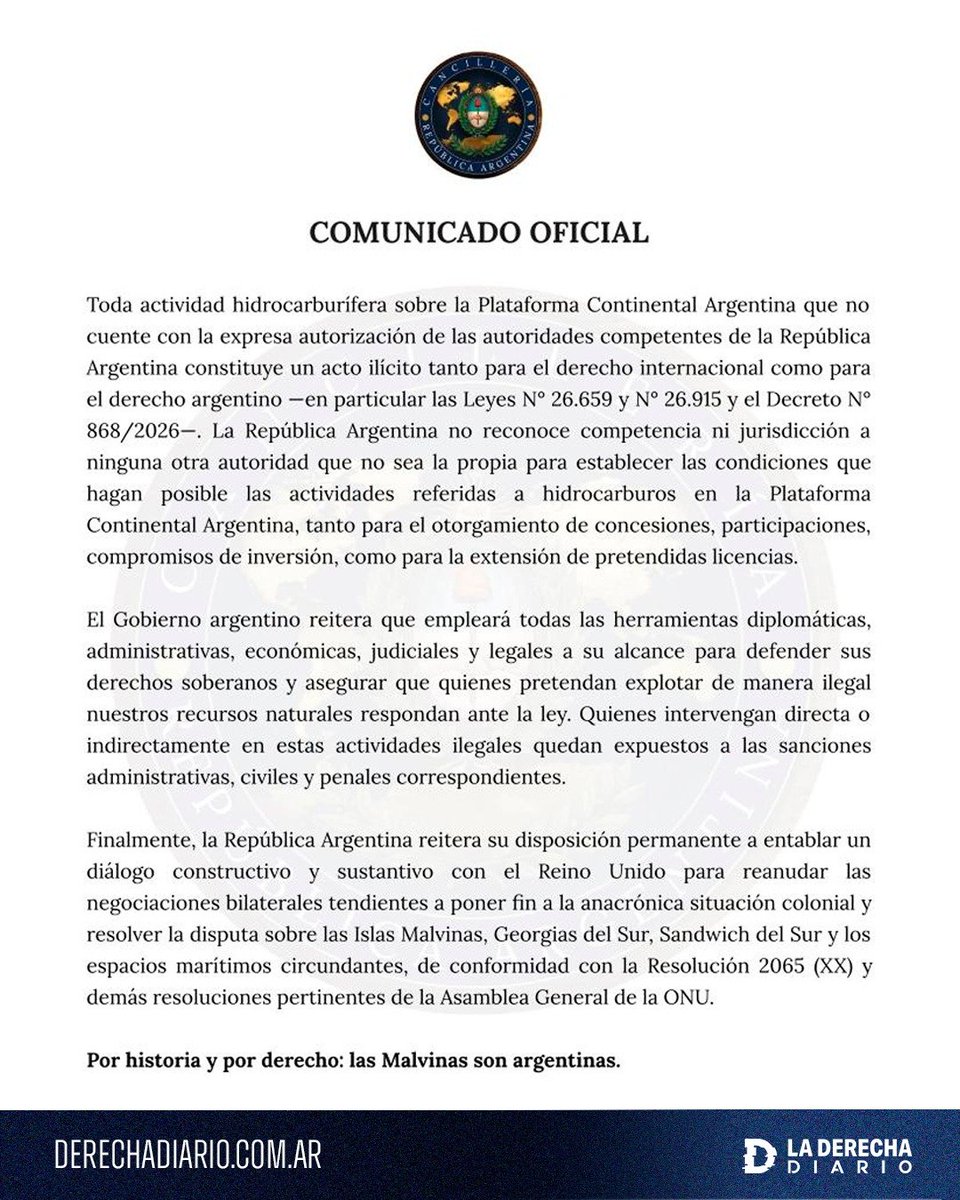 laderechadiario's tweet photo. 🚨🇦🇷🇬🇧🇺🇳 | URGENTE — ARGENTINA PROTESTÓ FORMALMENTE ANTE EL REINO UNIDO POR MALVINAS EN PLENA ASAMBLEA GENERAL DE LA ONU

Por instrucción del canciller Pablo Quirno, la Cancillería presentó una nota de protesta contra la extensión unilateral de licencias hidrocarburíferas británicas en la Plataforma Continental Argentina, mientras Javier Milei, Andy Burham y los demás líderes mundiales se encuentran reunidos en Nueva York.

El Gobierno argentino rechazó la pretendida extensión de licencias de producción offshore y la aprobación de participaciones para la empresa Navitas Petroleum Atlantic Limited, remarcando que Argentina no reconoce jurisdicción británica sobre esos recursos y que cualquier explotación sin autorización nacional constituye un acto ilícito.

Además, advirtió que las empresas que participen de estas actividades quedarán expuestas a sanciones administrativas, civiles y penales, y reiteró su disposición a reabrir negociaciones bilaterales para resolver la disputa de soberanía.

“Por historia y por derecho: las Malvinas son argentinas”.
