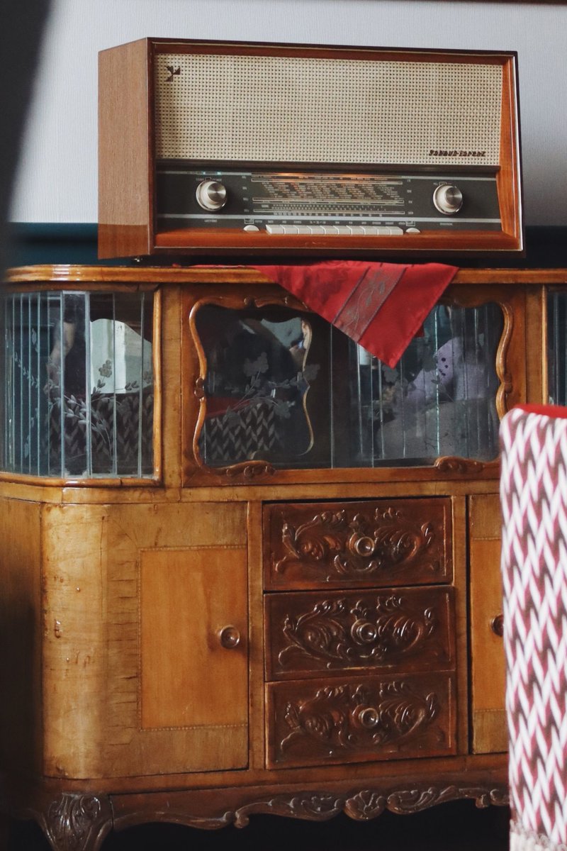 fuzzybeedecor1's tweet photo. Important household decor! Bluetooth rendered a quality radio obsolete, and box furniture has largely replaced quality wooden furniture. Nice retro vibes!! 🐝🐝

#interiors #homedecor #decor #roomaccents #roomdecor #mystyle https://t.co/pkknAjpgvu