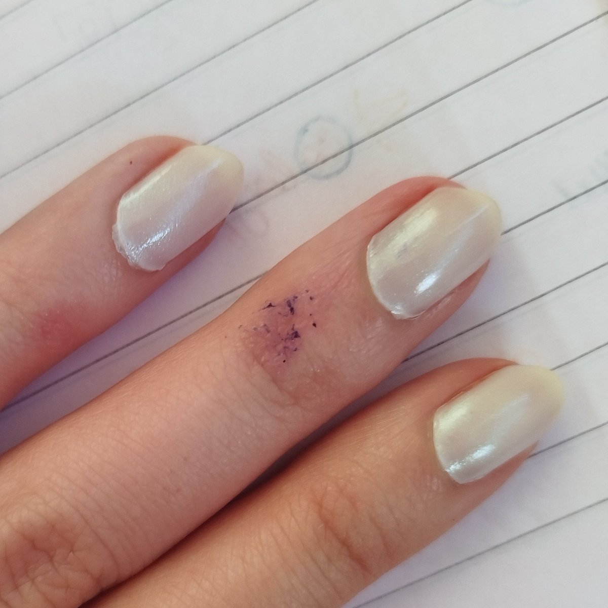 lulesandrade's tweet photo. Ser canhota é uma graça pq toda vez que vou usar uma caneta, eu saio manchando o caderno, o esmalte, a tinta borrada gruda nos dedos das mãos... Nunca desenvolvi nenhuma estratégia pra evitar esse tipo de coisa😐 https://t.co/yXBOlBzwy7