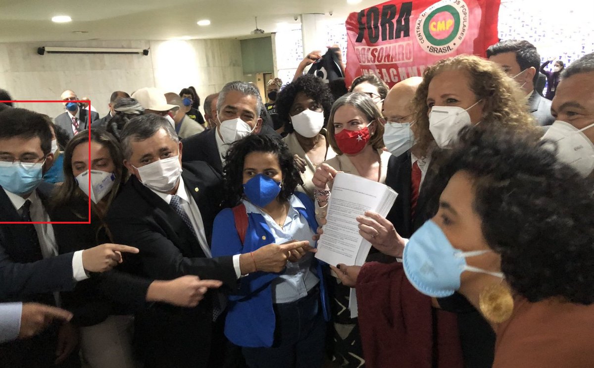 Enzo_esb's tweet photo. @randomlyuserB @bralternativo_ Se uniu para derrubar a Dilma, não precisou concordar ou fazer campanha para o ele. Assim como não precisa concordar com Flavio, para se unir na causa de derrubar o Lula. Engraçado que para derrubar o Bolsonaro o MBL pode se alia com PT, Psol, PCdoB. Mas para derrotar Lula..... https://t.co/ivLbEeKASz