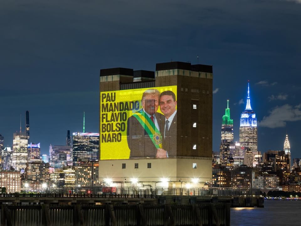 dimasgadelha13's tweet photo. Flávio foi buscar apoio de Trump e recebeu a resposta projetada em Nova York: “PAU MANDADO”. O Brasil precisa de um presidente que defenda nossa soberania, e não de alguém disposto a entregar o país.

Compartilhe para mostrar que o Brasil não está à venda! 🇧🇷 https://t.co/UF5D7BBSCC
