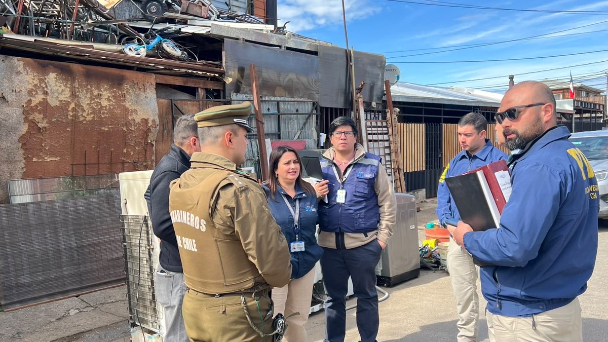 NublePdi's tweet photo. ⭕️Detectives de la Brigada Investigadora de Robos, acompañados por Seremi de Seguridad Pública, Héctor Ponce, además de @CarabNuble y @SII_Chile, fiscalizaron locales de chatarrerías, centros de acopio, puntos de tránsito y venta de metales en #Chillán https://t.co/a7o7p3t43W