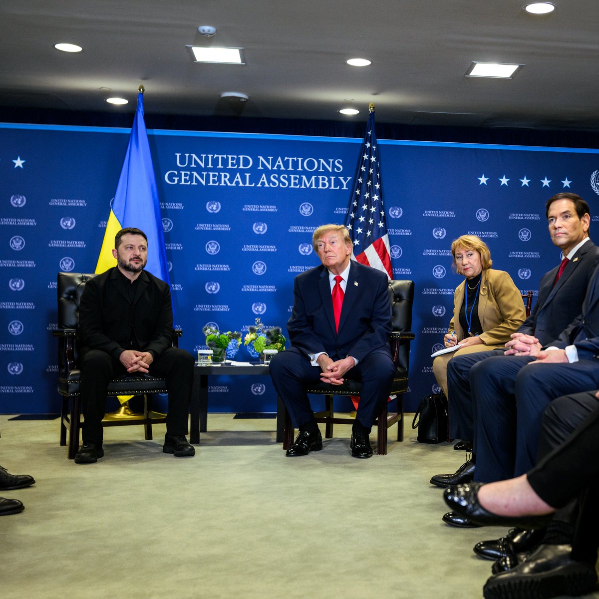 WhiteHouse's tweet photo. President Donald J. Trump meets with Ukrainian President @ZelenskyyUa at the United Nations General Assembly. 🇺🇸🤝🇺🇦 https://t.co/Ipp9U0OIgl