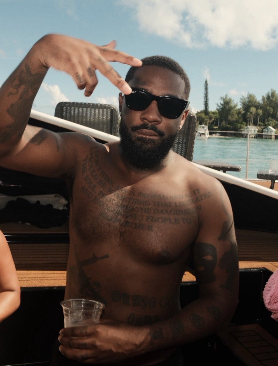 rnbradar's tweet photo. Brent Faiyaz wows in a new photo from Bermuda 🩵 https://t.co/iuvspZqCsZ