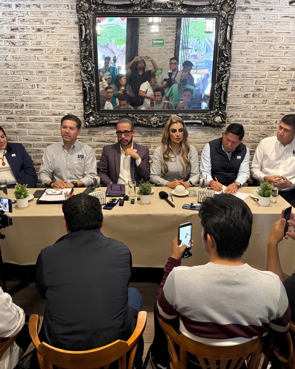 HugoEricFlores's tweet photo. Hoy en Querétaro durante un encuentro con medios de comunicación,  compartí la visión de PAZ rumbo a las elecciones de 2027: fortalecer nuestra presencia nacional, impulsar una nueva clase política y trabajar por las causas que importan a las familias mexicanas.

#HugoEricFlores https://t.co/ziDWOR732Z