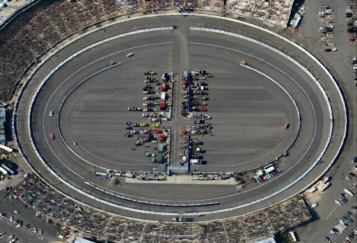 tr0p0d's tweet photo. @sly_sparkane @BGatesIsaPyscho I don't know what they think a rocket launch should look like, but they probably think a racetrack looks like this. https://t.co/mrKx4xgGtf