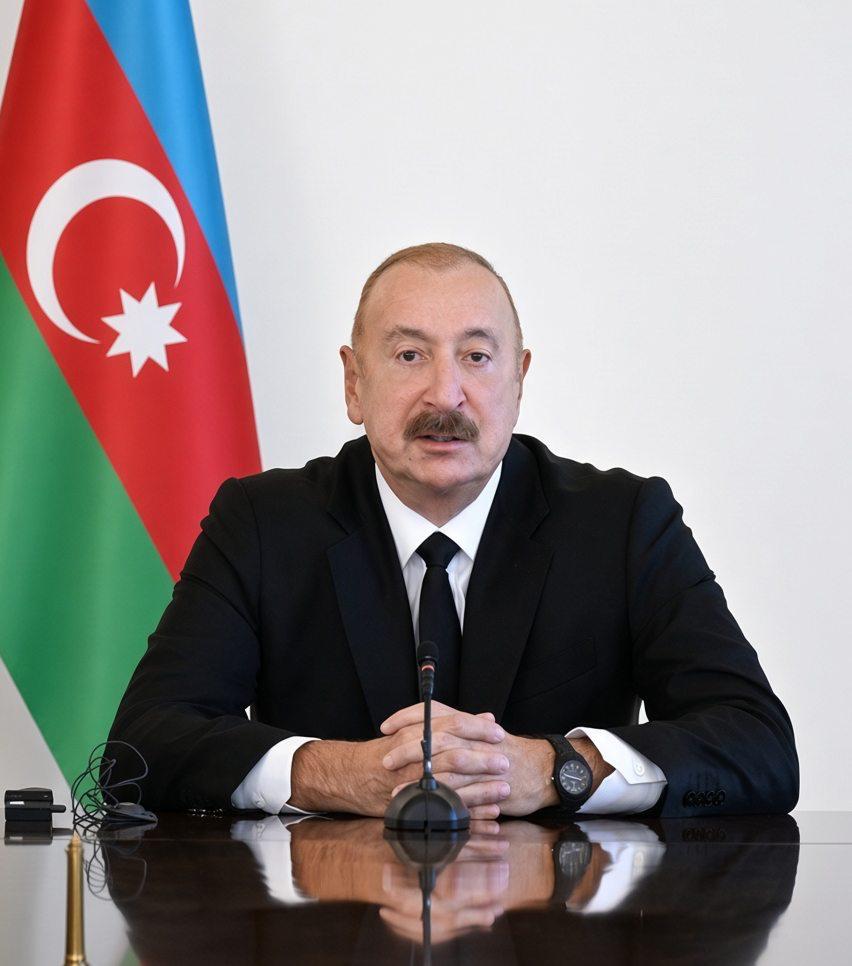 dailyislamist's tweet photo. 🇦🇿 Azerbaycan devlet okullarında zaman zaman esnetilebilen başörtüsü yasağı, yeni yönetmelikle bir hukuki bir zorunluluğa dönüştürüldü.

Değişen yönetmeliğe göre, "forma bütünlüğünü bozan ve laiklik ilkesine uymayan" hiçbir ek giyim unsuruna izin verilmeyecek.

Resmi metinde doğrudan “başörtüsü” kelimesi kullanılmasa da, yasal çerçevenin “laiklik” vurgusu üzerinden özellikle başörtüsünü ve dini sembolleri hedef aldığı yerel medya tarafından açıkça ifade ediliyor.