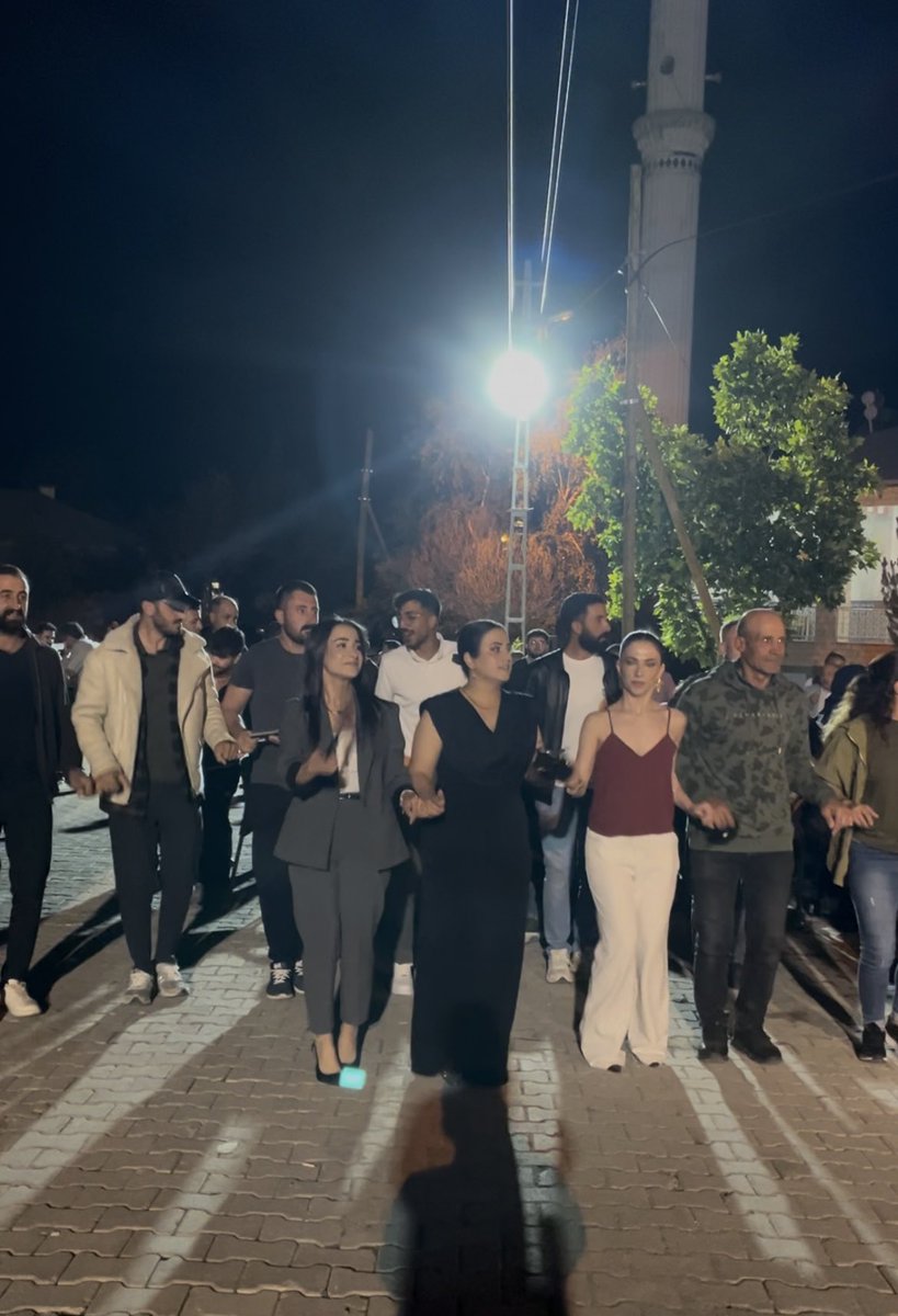 Bakrdilber's tweet photo. Irmak ve Barkın çiftinin bu anlamlı ve mutlu günlerinde, AK Parti Sancak Kadın Kolları olarak yanlarında olmaktan büyük mutluluk duyduk. 💐

Genç çiftimize bir ömür boyu sevgi, huzur ve mutluluk diliyor; hayatlarının her daim gönüllerince olmasını temenni ediyoruz. 🤍

Bir ömür boyu mutluluklar Irmak & Barkın.
