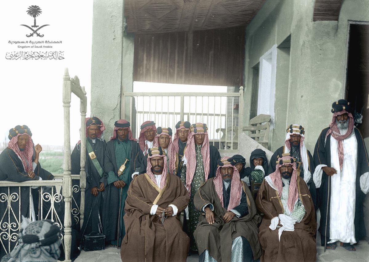 SaudiArchiveX's tweet photo. رجالٍ أسّسوا دارٍ على العزّ والهيبة
والله ما نلحق جزاهم لو نوفي العمر كلّه🇸🇦 https://t.co/B1TjuwGi7c