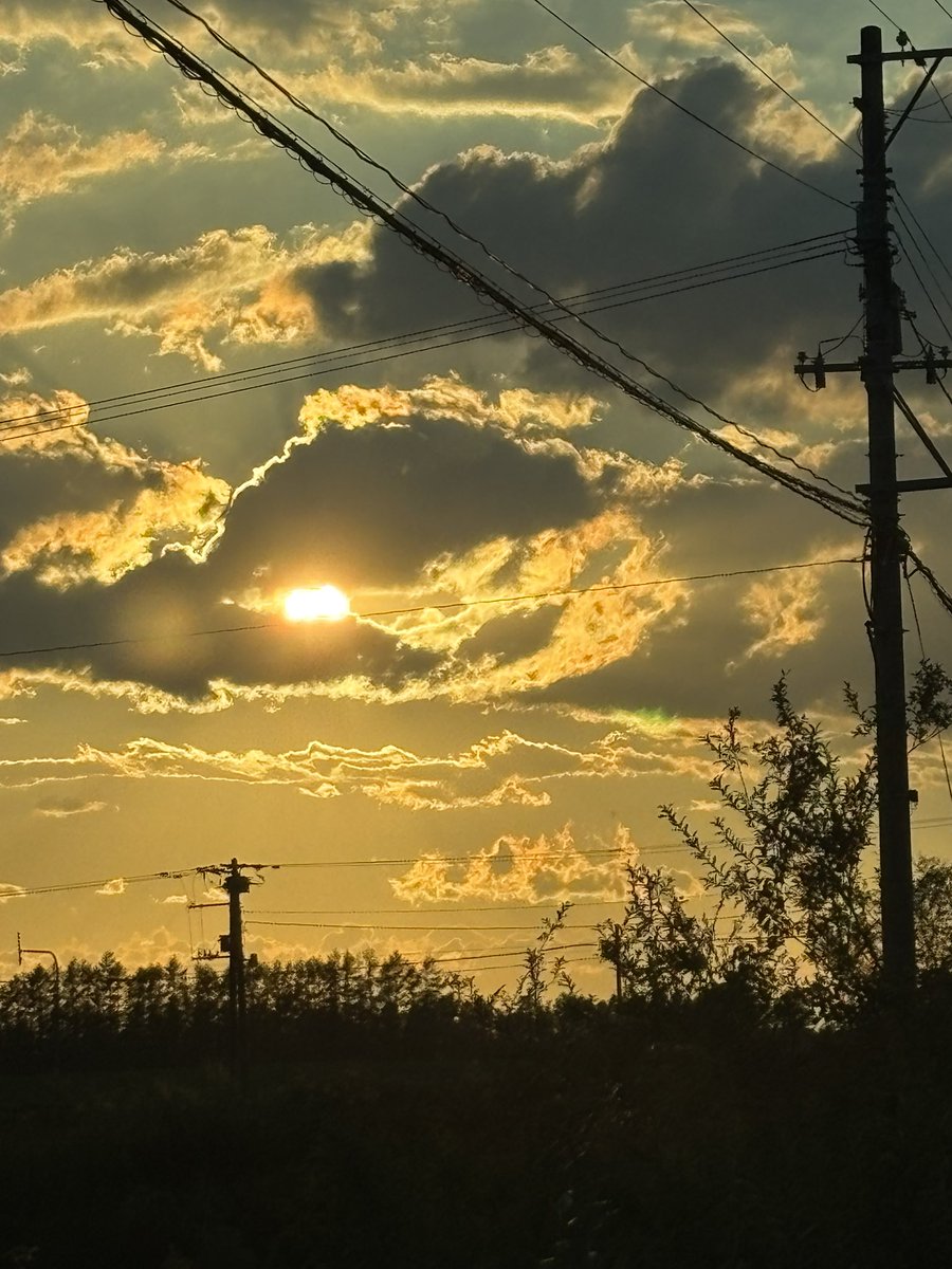 candt_c's tweet photo. 昨日の夕焼けとお月様🌓
オレンジ色からピンク色に雲☁が変わる。
空の変化が素晴らしい🌆 https://t.co/irUDtCaixQ