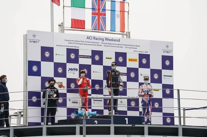 hanlovekr7's tweet photo. Fotografías del podio de la Carrera 1 del Campeonato Italiano de Fórmula 4 en Monza (octubre de 2021), Bearman, Antonelli y Duerksen juntos. https://t.co/bhaKzlLvuP