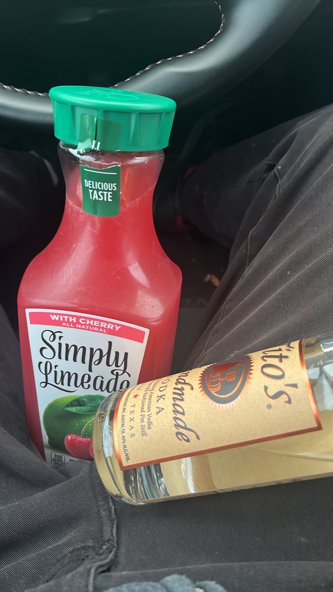 Da707Boss's tweet photo. Bout to see what’s to this combo #Simply makes great lemonades mix wit the #Titos yeah Drink Responsible #Da707Boss https://t.co/j5joHEJAsc