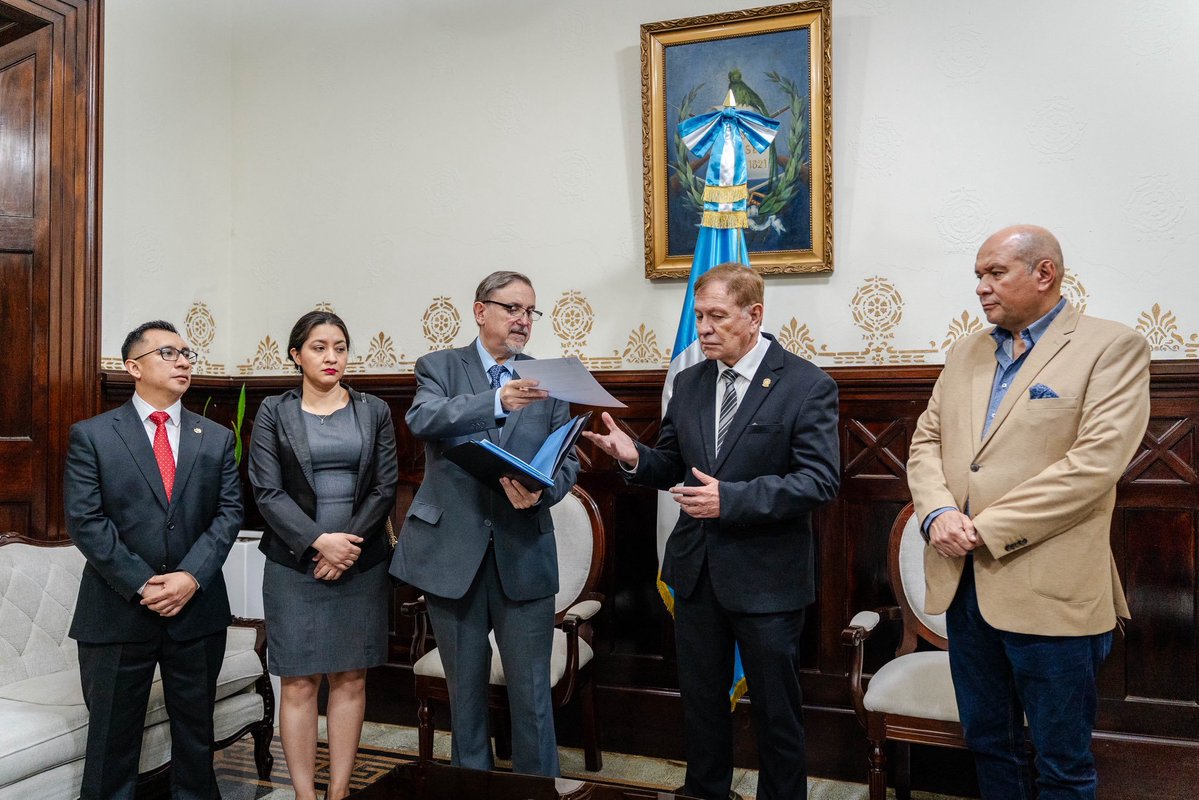 Siglo21Guate's tweet photo. Postuladora entrega al Congreso la nómina de aspirantes a Contralor.
https://t.co/OpiFryxOXz
#chapines #siglo21guatemala #Guatemala #guatemala502 #Noticias #NoticiasGuatemala https://t.co/HTgowoYzmt