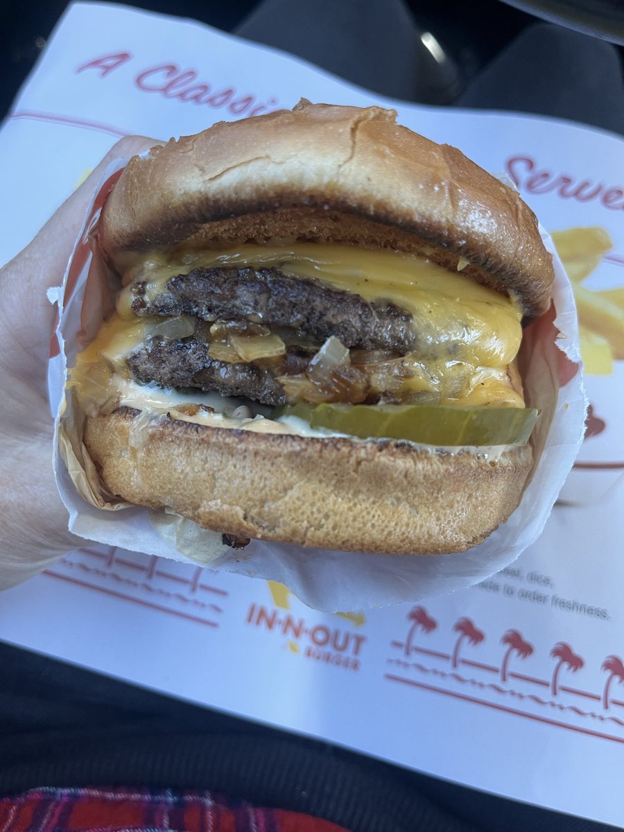 TheFitMILF04's tweet photo. iykyk 🤤 #innout #doubledouble #animalstyle https://t.co/7IYTlhkTqI