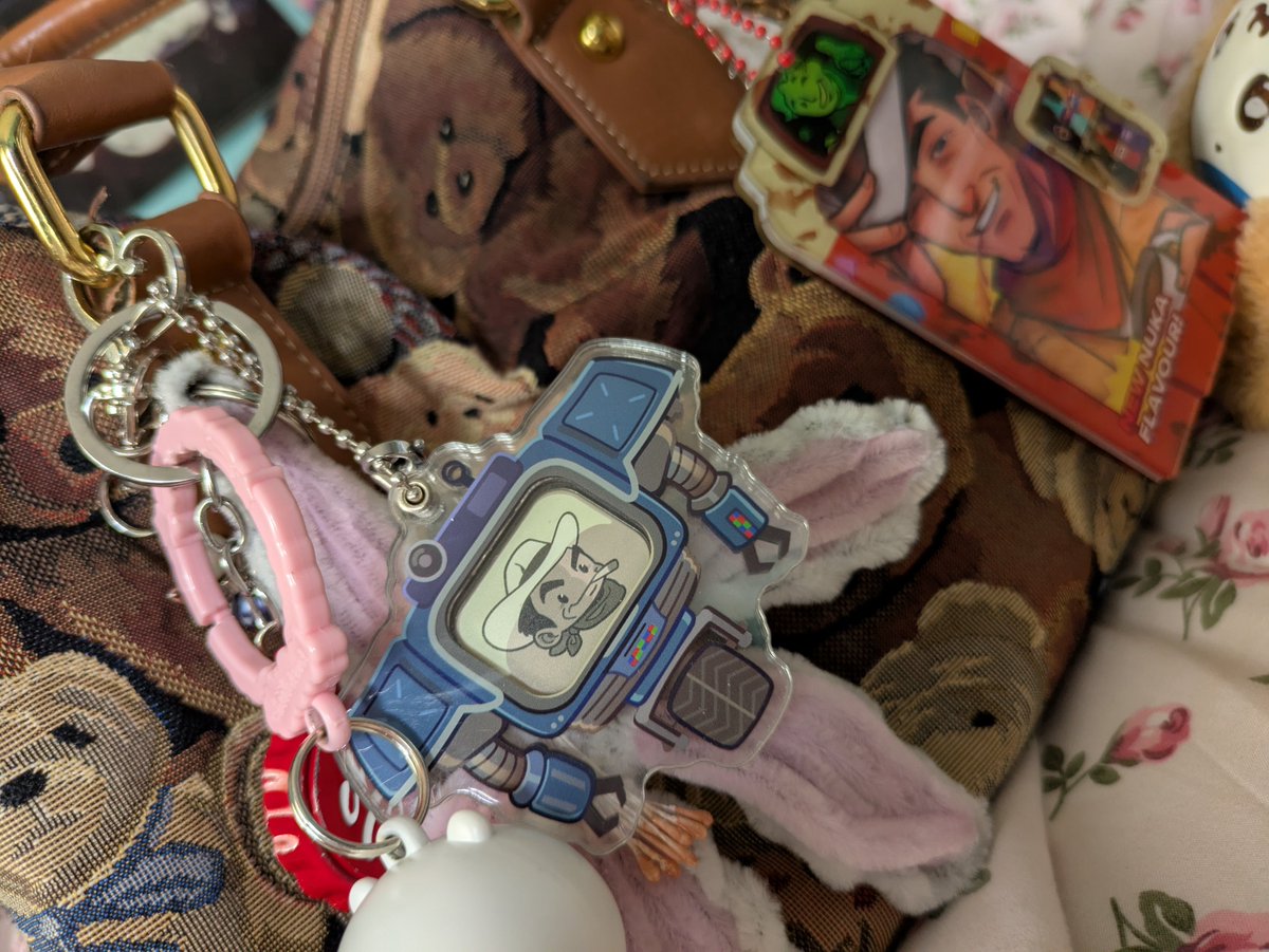 delusionaltoma's tweet photo. new cutie victor keychain on the purse #HOWCUTE https://t.co/BcqbJtn4dA