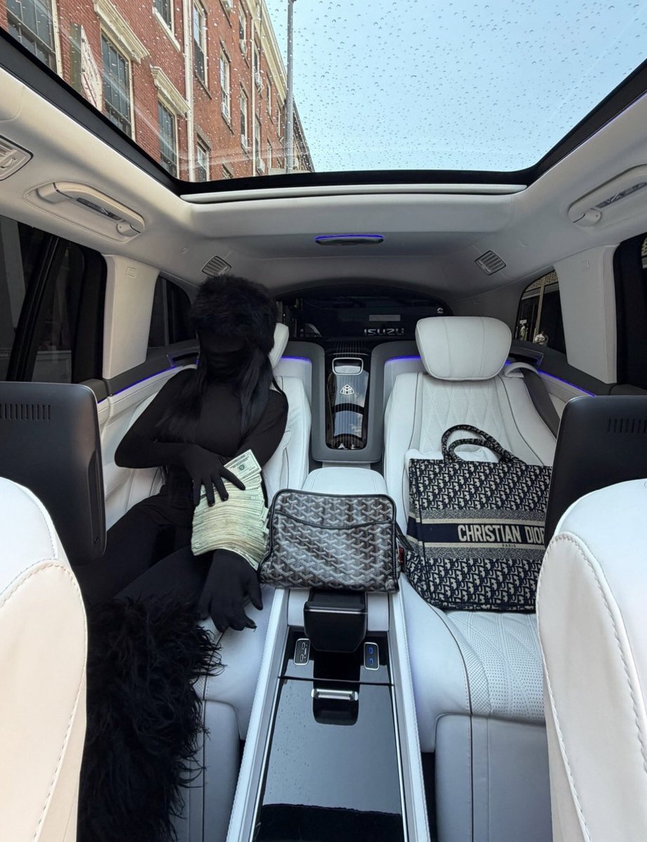 IAMLUCII1's tweet photo. back ada bach 🖤🥷

#maybach #moneyspread #iamlucii https://t.co/78VejLiTTz