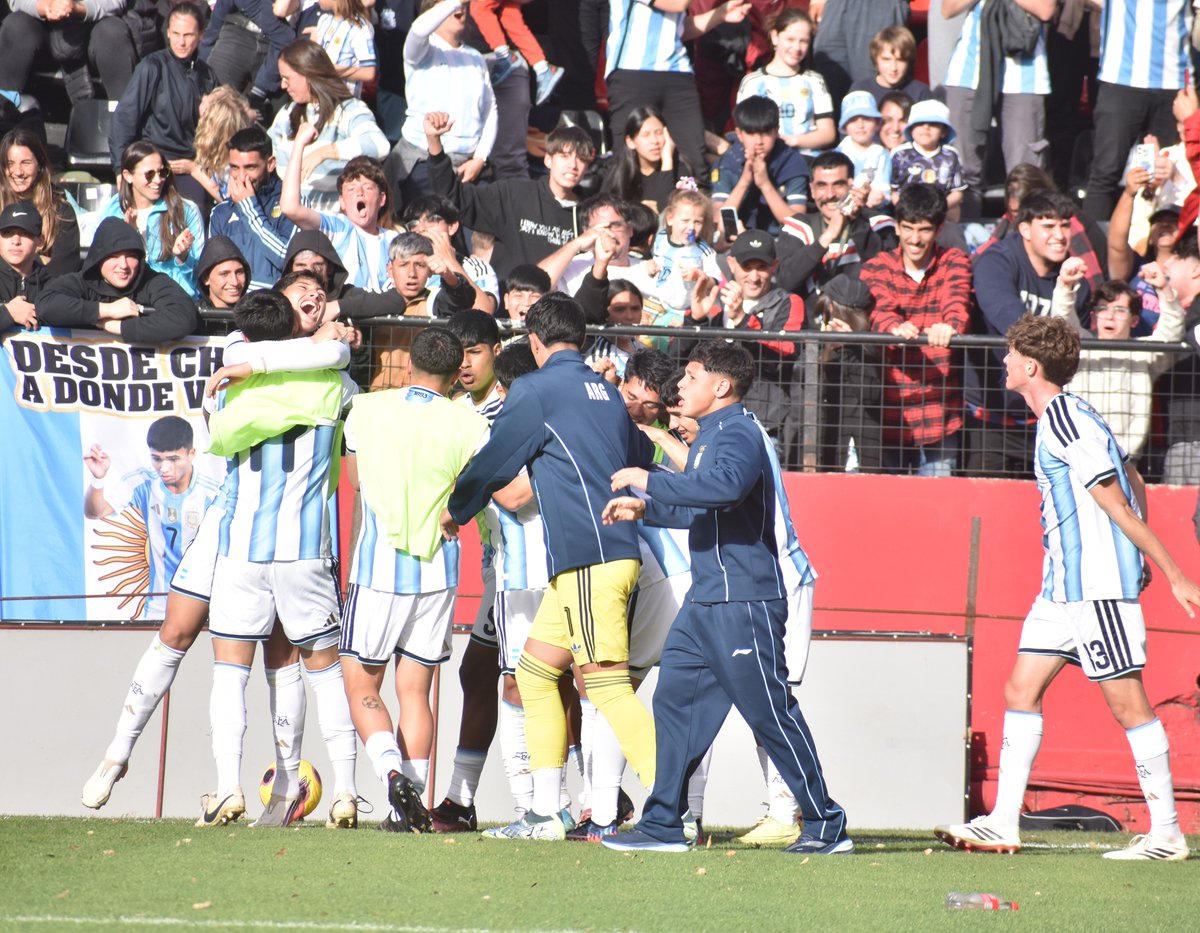 Argentina's tweet photo. 🏆 #Sub19 - #Suramericanos2026 

ℹ️ La organización de los Juegos @suramericanos26 informa que el encuentro entre Argentina y Perú, a disputarse este miércoles en el Estadio Marcelo Bielsa por semifinales, se desarrollará a las 14 horas.

🗓️ Desde las 17 se medirán Paraguay y Chile en la otra semifinal

🇦🇷 ¡Vamos los pibes! 🙌