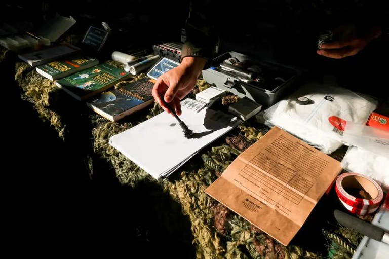 Foto mostra kits periciais em cima de uma estrutura. Foto: Agência Brasil.