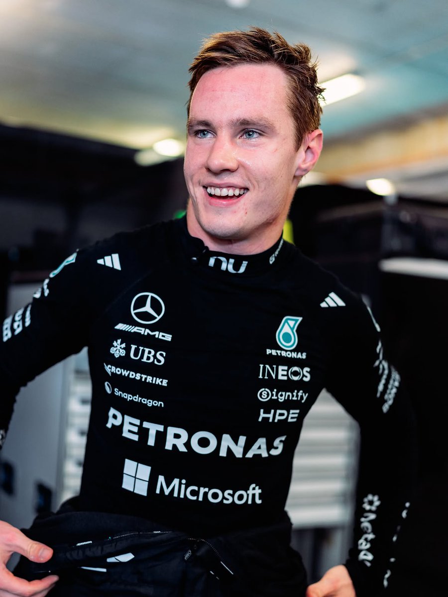 mexicogp's tweet photo. Hay días que un país entero recuerda para siempre. 🇵🇾

Joshua Dürksen se convirtió hoy en el primer paraguayo en manejar un monoplaza de Formula 1, con Mercedes en Portimão. "El sueño de toda una vida", escribió.

📸 @JoshuaDuerksen1 https://t.co/jjvNziUyqm