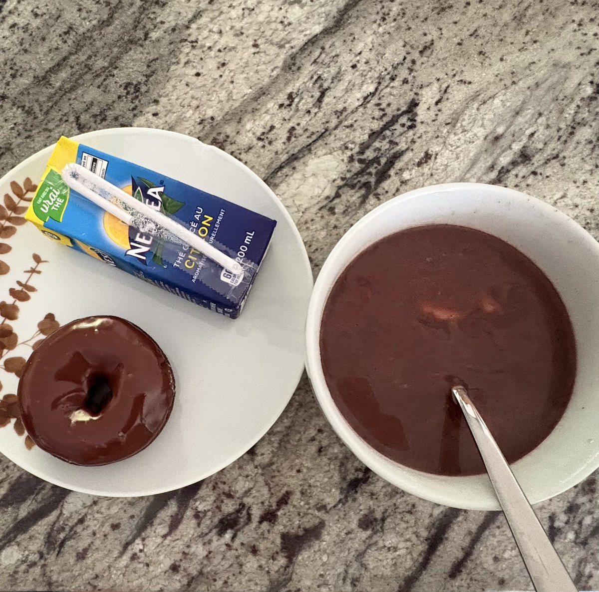 Misfleur_'s tweet photo. ♡Wiat
 -Tea w/honey and sugar (39 cals)
 -12 blueberries (9 cals)
 -Double chocolate donut (260 cals)
 -Borscht (172 cals)
 -Iced tea (60 cals) https://t.co/e4Bl2vmEOK