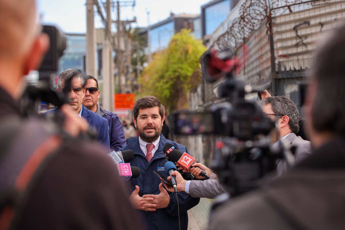 Subtrans's tweet photo. Fiscalización a motocicletas 🏍️🚨

El subsecretario de Transportes, Martín Mackenna, junto al alcalde de La Reina, José Manuel Palacios, y @fisca_mtt, encabezan operativo en la comuna.

👉🏻 Actualmente, 1 de cada 5 motociclistas controlados es infraccionado.

#TrabajandoParaUsted https://t.co/0JYMDry5xU