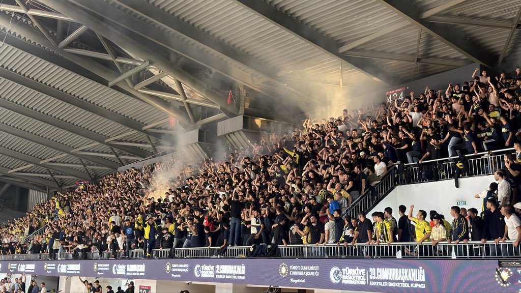 1312Fener's tweet photo. Sensiz hayat bir işkence bestesini götünü yırtsa da kesemeyen, maç boyu ders niteliğinde bizi dinleyen bjk tribünü çaresizliği...

amed'e köpeklik yapmaya devam, BURASI İSTANBUL ! https://t.co/d4p6Y9BS0o