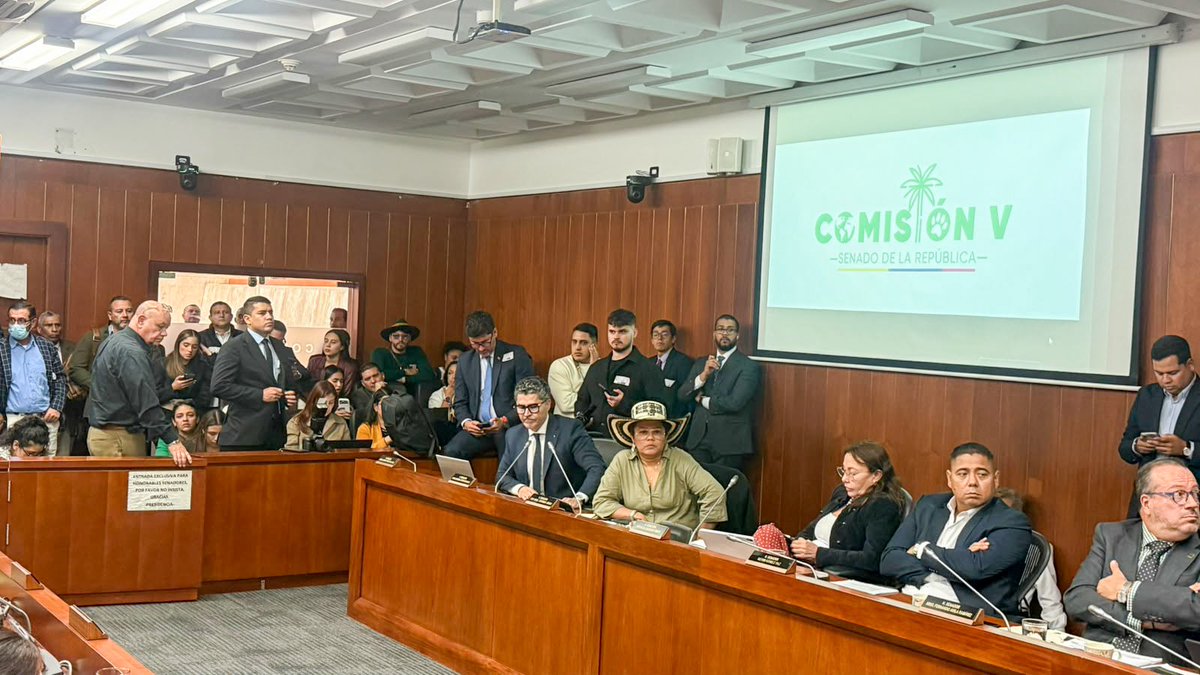 BancoAgrario's tweet photo. El Banco Agrario estuvo presente en la Comisión Quinta del Senado, acompañando al ministro de Agricultura, Indalecio Dangond, quien explicó las cinco prioridades que tiene el Gobierno Nacional para impulsar la producción agropecuaria:

1. Capacitar al productor
2. Ampliar la producción
3. Facilitar el crédito
4. Financiamiento de riego y mecanización
5. Entrega de Tierras con condiciones para producir

Para ampliar la información haz clic aquí: https://t.co/LBQc8c9G0I

¡Avanzamos juntos en la construcción del #CampoMilagro!
