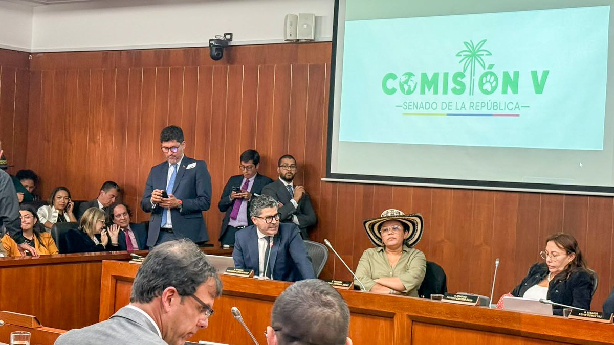 BancoAgrario's tweet photo. El Banco Agrario estuvo presente en la Comisión Quinta del Senado, acompañando al ministro de Agricultura, Indalecio Dangond, quien explicó las cinco prioridades que tiene el Gobierno Nacional para impulsar la producción agropecuaria:

1. Capacitar al productor
2. Ampliar la producción
3. Facilitar el crédito
4. Financiamiento de riego y mecanización
5. Entrega de Tierras con condiciones para producir

Para ampliar la información haz clic aquí: https://t.co/LBQc8c9G0I

¡Avanzamos juntos en la construcción del #CampoMilagro!
