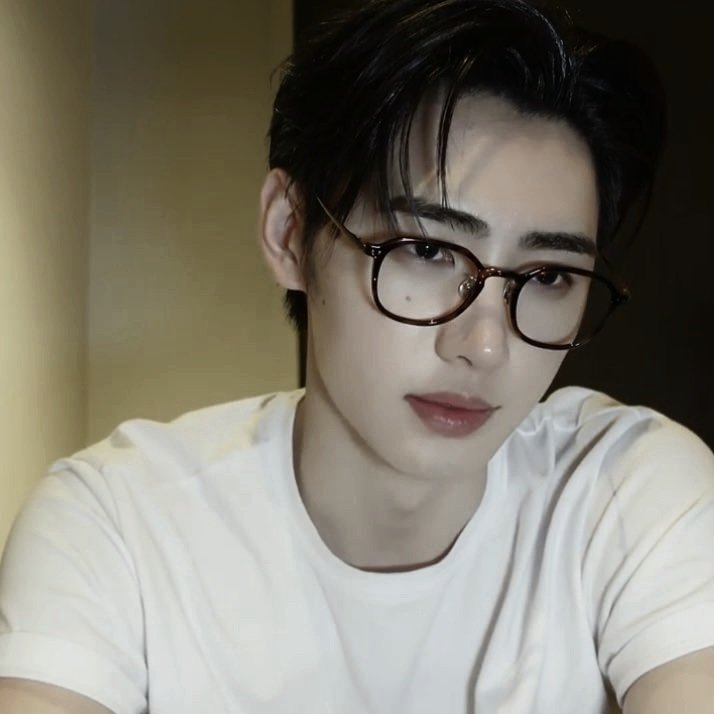 rikiseaa's tweet photo. #hoonki au onde:

Ni-ki não consegue tirar os olhos do professor universitário nerd. Enquanto Sunghoon se vê enlouquecendo por conta do irmão mais novo do seu amigo. https://t.co/vNdXQ8Knhp
