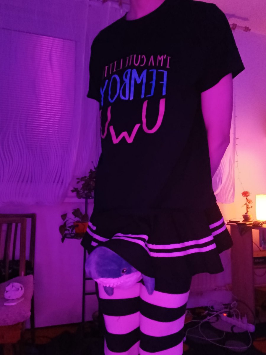 Femboy_hornyboy's tweet photo. I have blahajs under my skirt :p
#skirt
#femboy
#sillyfemboy
#plushies
#gay https://t.co/wIr2AnXF8w