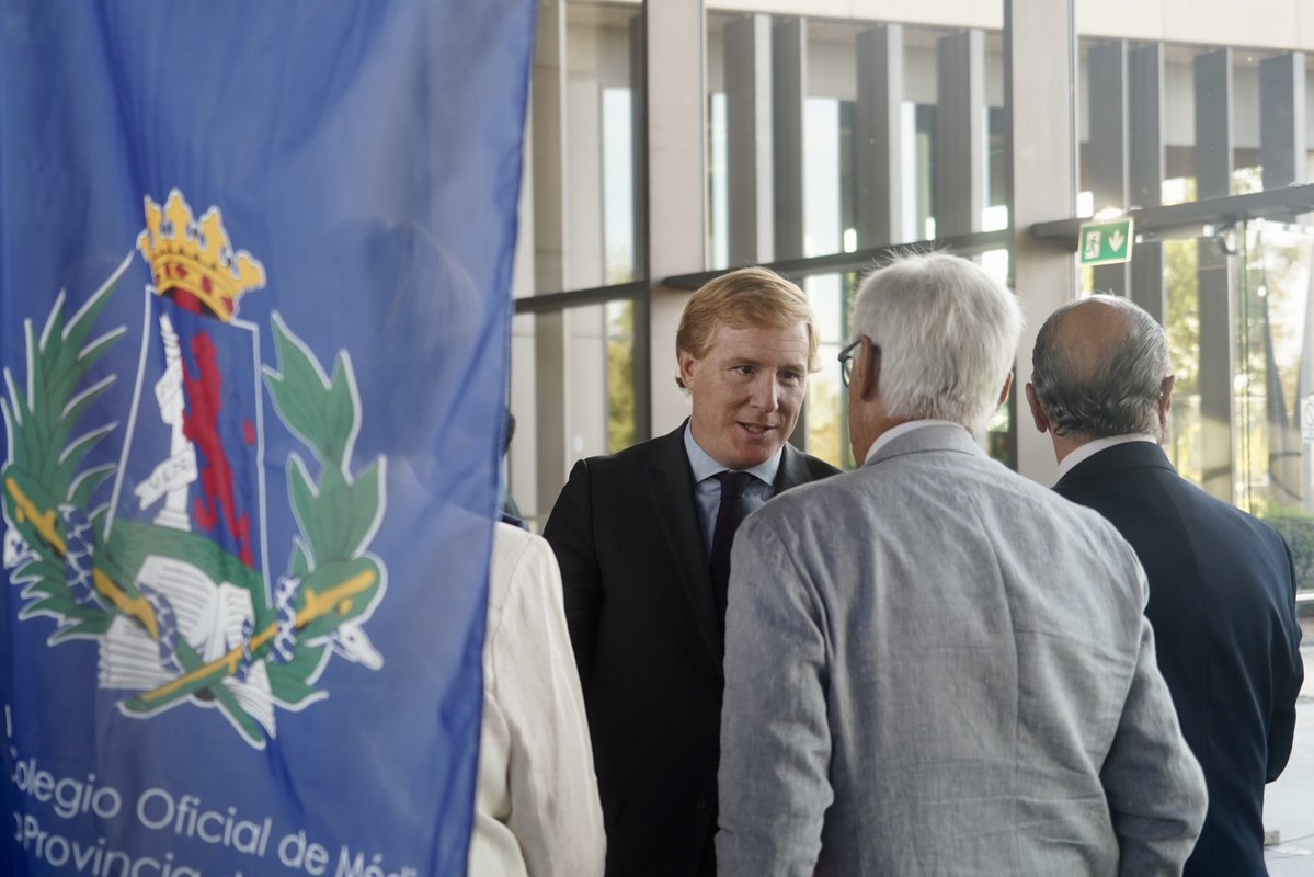aytodebadajoz's tweet photo. La II Gala de la #Medicina de Extremadura se ha celebrado hoy en Badajoz, con un reconocimiento especial a la labor de la Medicina de Familia en Atención Primaria y a la trayectoria de grandes profesionales de la medicina.

El alcalde,@BarreraGragera, ha querido acompañarles en esta cita y agradecerles personalmente su dedicación y trabajo diario. 

Enhorabuena a todos los reconocidos y al Colegio de Médicos de Badajoz por su labor.