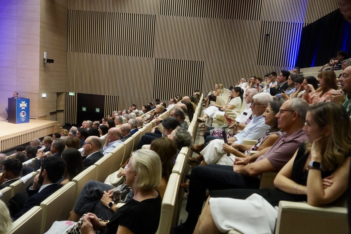 aytodebadajoz's tweet photo. La II Gala de la #Medicina de Extremadura se ha celebrado hoy en Badajoz, con un reconocimiento especial a la labor de la Medicina de Familia en Atención Primaria y a la trayectoria de grandes profesionales de la medicina.

El alcalde,@BarreraGragera, ha querido acompañarles en esta cita y agradecerles personalmente su dedicación y trabajo diario. 

Enhorabuena a todos los reconocidos y al Colegio de Médicos de Badajoz por su labor.