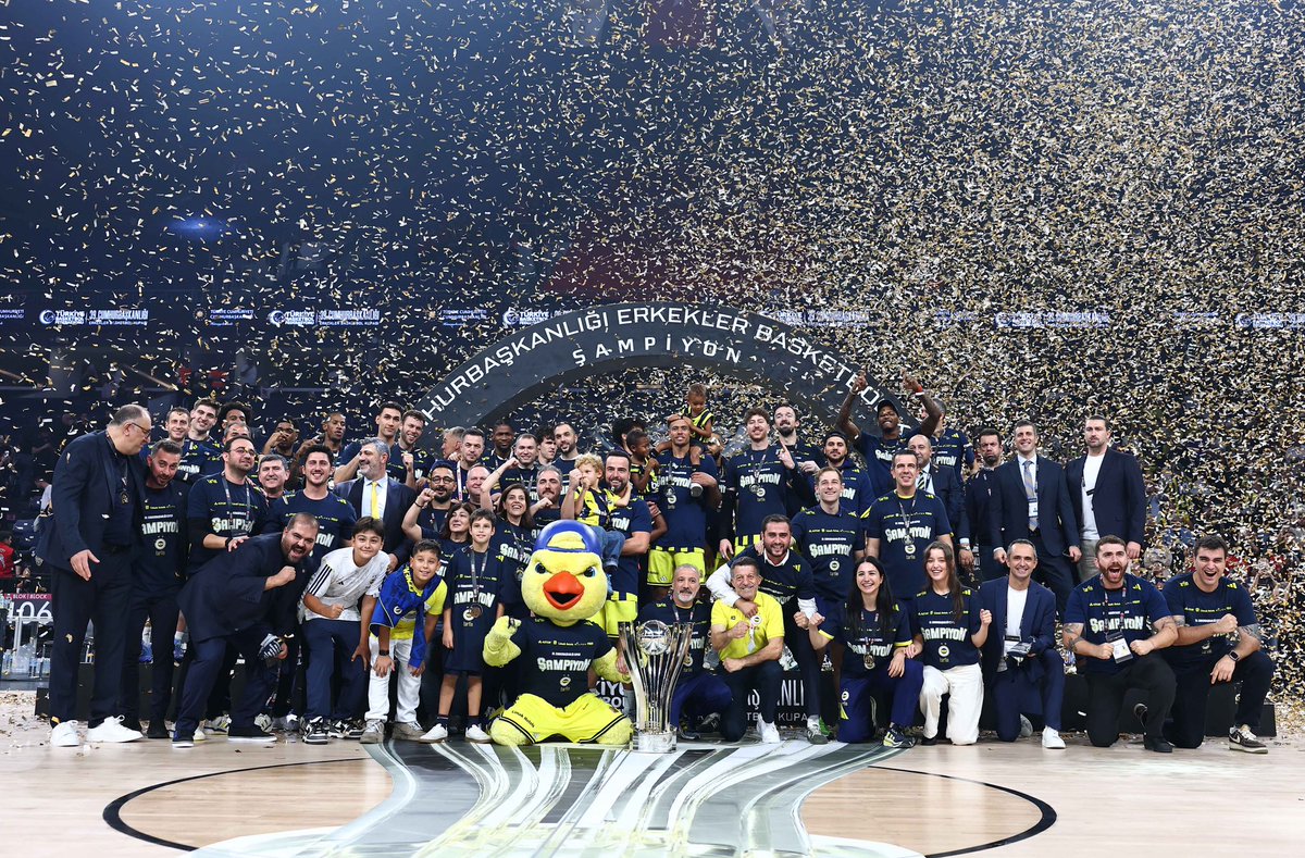 FBBasketbol's tweet photo. Kocaman bir aile. 🏆

#YellowLegacy https://t.co/CSn06TCzNv