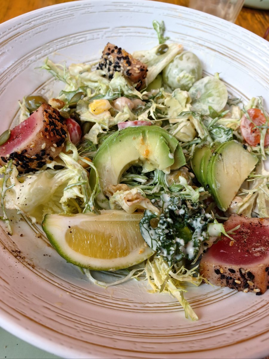 MyriamCresncb's tweet photo. Hoy comí una ensalada fresca con aguacate y atún, ligera y deliciosa. https://t.co/iZBX362uBI