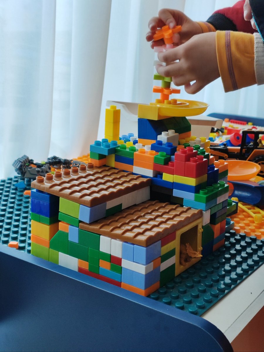 TeraDudgeosyp's tweet photo. Mi hijo me ensea a armar Lego, papá prepara chocolate caliente en la cocina — hoy solo importa estar juntos, nada más. https://t.co/j2ifCROW9j