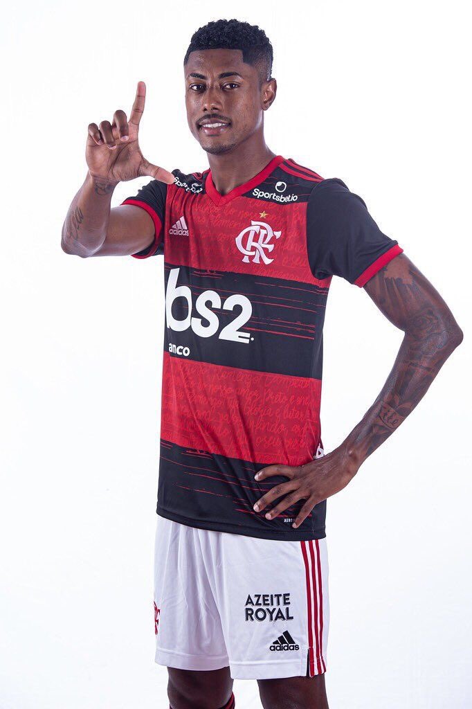 kr_myy's tweet photo. “vai votar em quem?” sendo q meu ídolo usa vermelho e faz o L https://t.co/WSu4faS9J3
