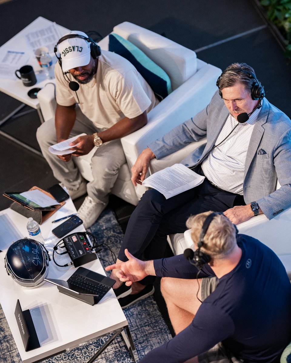BelleCollection's tweet photo. Hawks Live continues this Thursday and throughout the NFL season. Catch a new player interview each week, plus giveaways from restaurants in The Dining District. https://t.co/Dg4fI9Lnda
