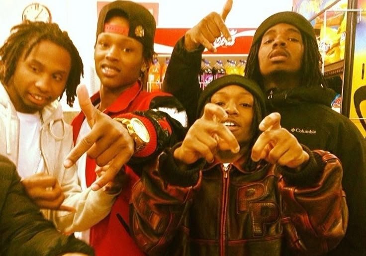 Yazanthah's tweet photo. عبثية "عقلية الحارة" في أمريكا! 💔🇺🇸#ليل_دورك (Lil Durk) يواجه السجن الفيدرالي ويخاطر بـأجمل سنين عمره وثروته المليارية وأطفاله، عشان يثأر لـ "رماد شخص" مات من 2020 (#كينغ_فون).المفارقة المضحكة المبكية؟ إن عيال حارة فون نفسه في O-Block ما فزعوا له ولا ثأروا!تخيلوا إن المتهمين الـ 6 في قضية اغتيال #اف_بي_جي_داك (FBG Duck) اللي تمت تصفيتهم وإدانتهم بالسجن المؤبد (مثل: ماركوس سمارت "Muwop"، تشارلز ليديل "C-Murda"، وكريستوفر هيراند "LosMunna")؛ هولاء هم اللي كان المفروض يثأروا لفون لو السالفة سالفة "أخوّة حارة"، لكنهم الحين غرقانين بالسجن المؤبد!بينما دورك (المليونير المشهور) هو اللي دفع الفاتورة ودخل السجن الفيدرالي في النهاية!هذا هو "اقتصاد الوهم" وعقلية الغابة؛ المال والشهرة ما تعطيك وعي، وتخليك تضحي بحريتك وبأولادك عشان صراعات شوارع تافهة انتهت من سنوات. الوعي والقانون والعمل الشريف هي الأمان الحقيقي، وبدونها تظل الثروة مجرد قشرة هشّة تنتهي برصاصة أو زجاج سجن