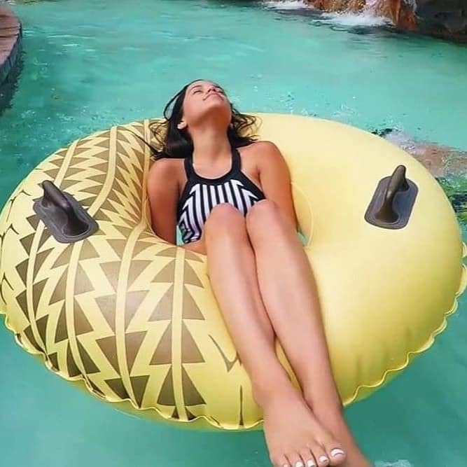 celeblover6942's tweet photo. Jenna Ortega's pretty white toes 😍😍 https://t.co/flyics5wc4