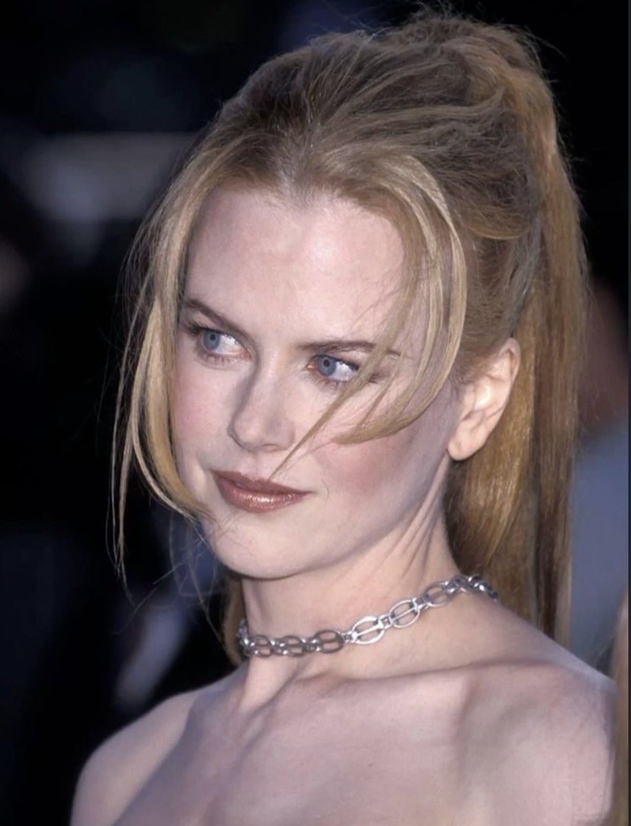 todieforkidman's tweet photo. nicole kidman at a premiere of the others in los angeles, 2001 https://t.co/xsSblVlj0U