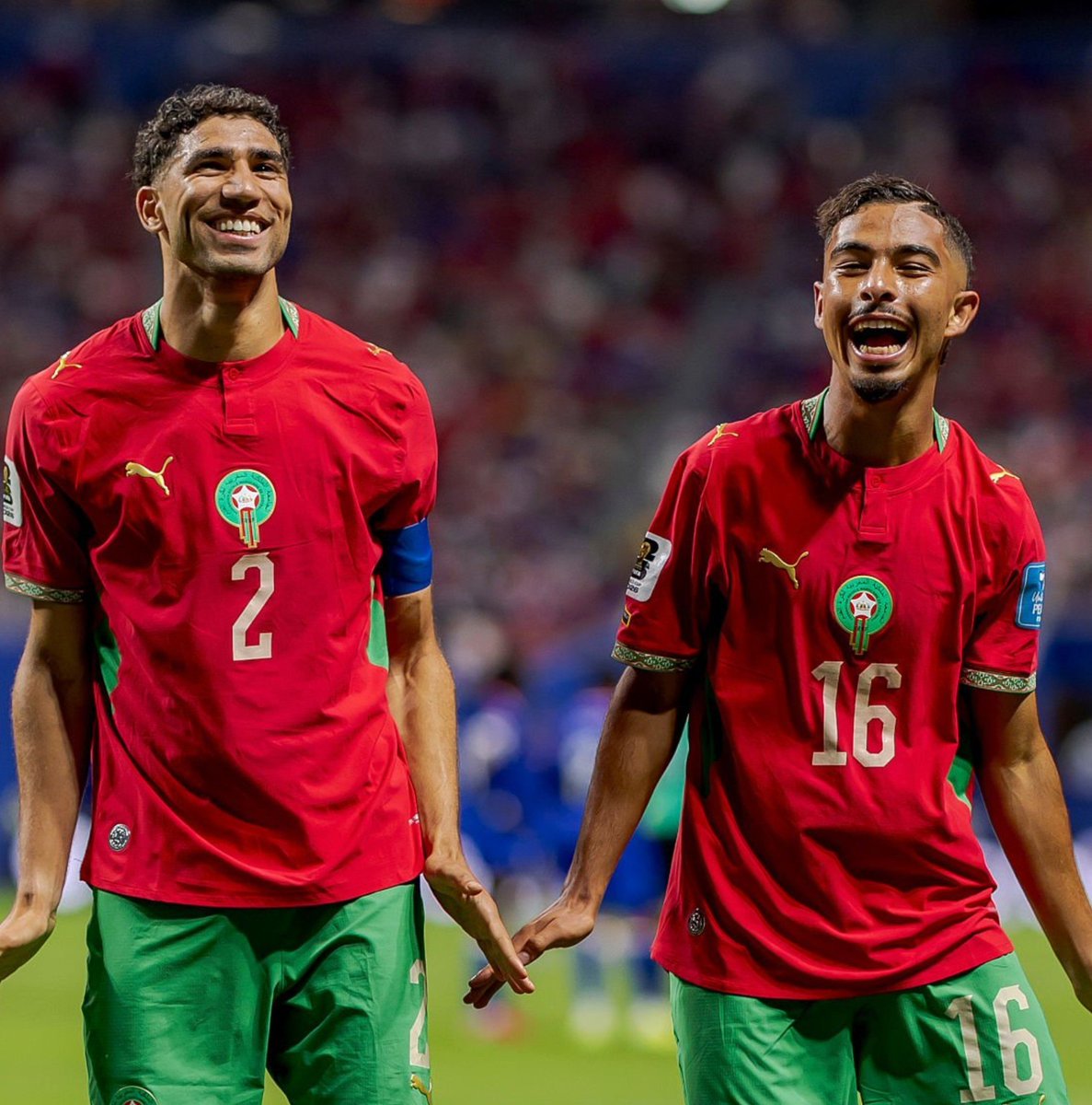 ActuFootMaroc's tweet photo. 🚨 « 𝗟𝗘 𝗕𝗔𝗟𝗟𝗢𝗡 𝗗'𝗢𝗥 ? 𝗛𝗔𝗞𝗜𝗠𝗜, 𝗢𝗡 𝗘𝗦𝗧 𝗘𝗡𝗦𝗘𝗠𝗕𝗟𝗘 ! » 🇲🇦🌕

Gessime Yassine a choisi son lauréat pour le Ballon d'Or 2026 ! 🤝🏼

(Instagram RCSA) https://t.co/QCVt3Fstyl