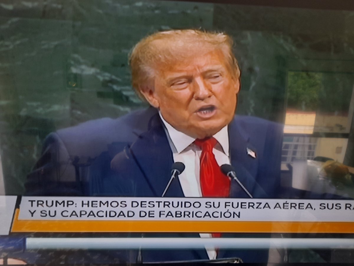 AbelendaCuba's tweet photo. #ChavezVive hoy también apestaba a azufre en la tribuna de la Asamblea General de la #ONU cuando #TrumpPerdedor intervino en la #AGNU81 https://t.co/EuTshNmzm5