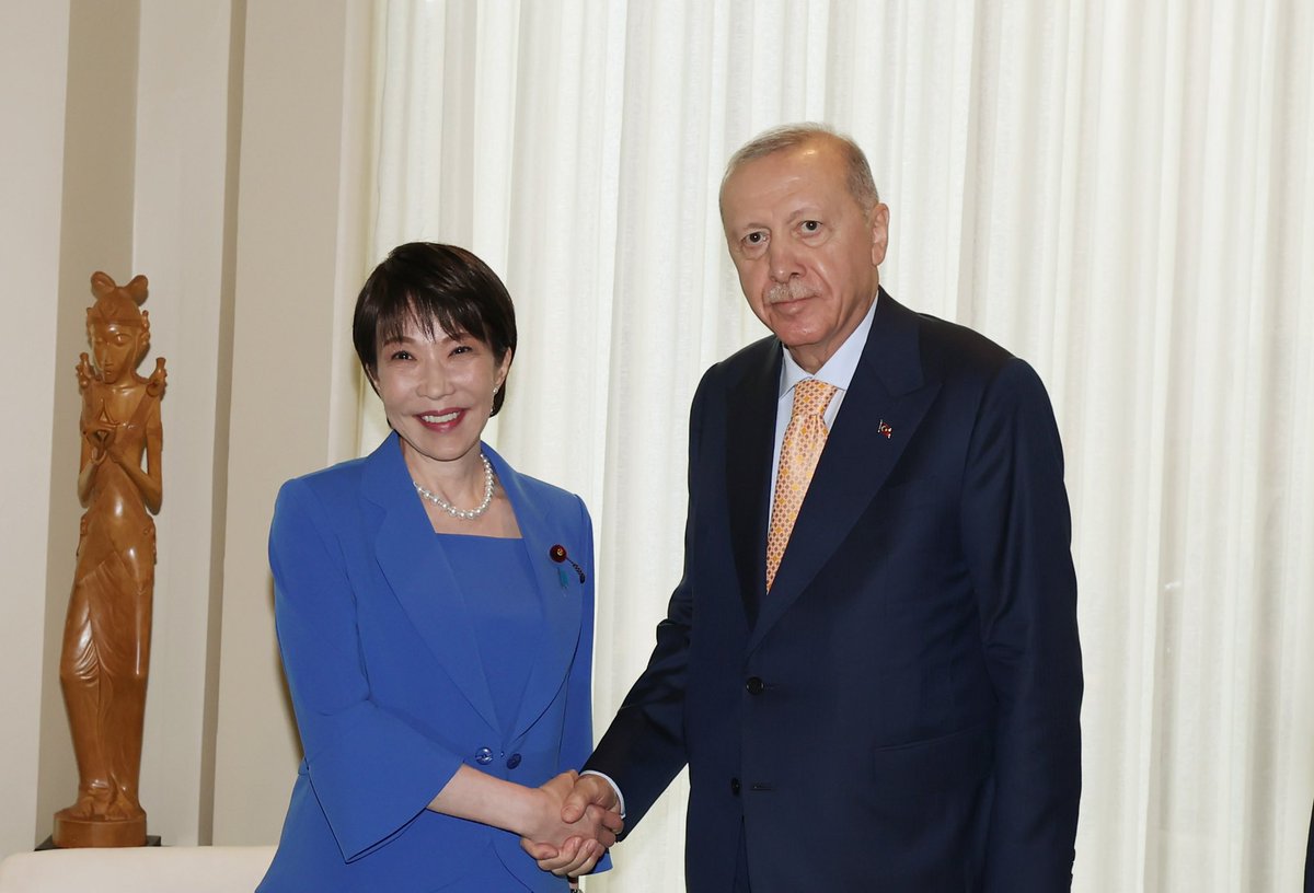iletisim's tweet photo. Cumhurbaşkanımız Sayın Recep Tayyip Erdoğan, Birleşmiş Milletler 81. Genel Kurulu #ErdoganTheVoiceOfJustice (Adaletin Sesi Erdoğan) için bulunduğu New York’taki BM binasında Japonya Başbakanı Sanae Takaiçi’yi kabul etti.

Liderler, Türkiye-Japonya ikili ilişkileri ile bölgesel ve küresel konuları ele aldı.

Cumhurbaşkanı Erdoğan, Türkiye ile Japonya’nın ikili ticaret hacmini kısa sürede dengeli bir şekilde artırma potansiyelinin bulunduğunu, enerji, altyapı ve savunma sanayii alanlarındaki iş birliği fırsatlarını değerlendirmenin önemli olduğunu ifade etti.

Cumhurbaşkanımız Türkiye’nin, bölgesinde ve dünyada barış için gayret gösterdiğini, savaşların tahrip ettiği Suriye, Gazze ve Ukrayna’nın yeniden imarının da önemli olduğunu belirtti.

Cumhurbaşkanı Erdoğan, Japonya Başbakanı Takaiçi’yi Türkiye’de düzenlenecek COP31 Liderler Zirvesi’ne davet etti. 

Kabulde Cumhurbaşkanımıza Dışişleri Bakanı Hakan Fidan, Sanayi ve Teknoloji Bakanı Mehmet Fatih Kacır, Cumhurbaşkanlığı İletişim Başkanı Burhanettin Duran, Cumhurbaşkanlığı Savunma Sanayii Başkanı Haluk Görgün ile Cumhurbaşkanı Dış Politika ve Güvenlik Başdanışmanı Akif Çağatay Kılıç eşlik etti.
