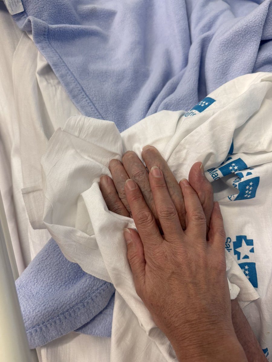 MientrasSeVan's tweet photo. Toca dormir en el sillón del hospital. La cosa pintaba fea esta mañana. De forma súbita, ha empezado a mejorar por la tarde. Ojalá siga así y no suelte mi mano.
#terceraedad #MientrasSeVan https://t.co/6vxJc7GbeH