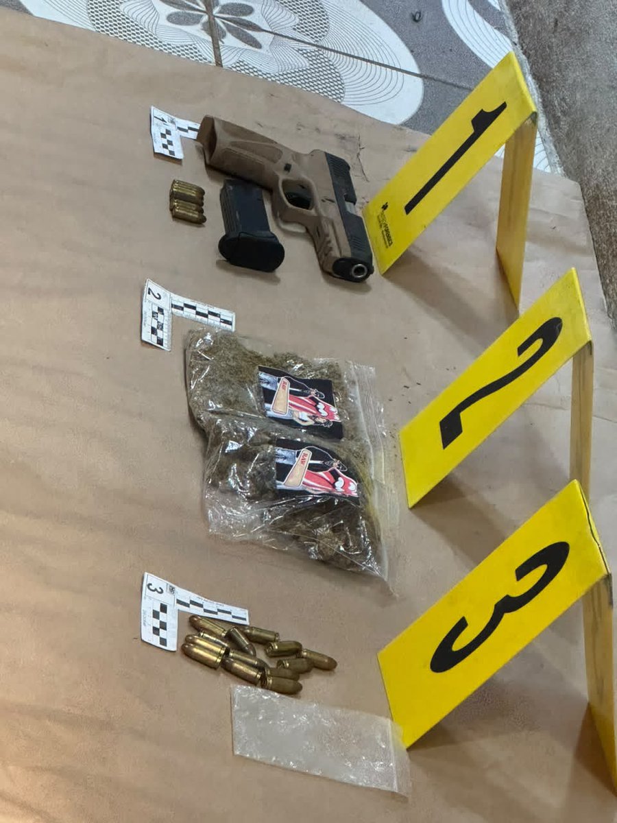 PNCdeGuatemala's tweet photo. Terrorista del barrio 18, alias “El Curioso” detenido con arma, municiones y droga

Como resultado de un allanamiento realizado en la 66ª calle y 47ª avenida, colonia Canaán, zona 18, investigadores del Grupo Especial de Investigación Antiterrorista de la  #SGIC. https://t.co/W0fuGblUuS
