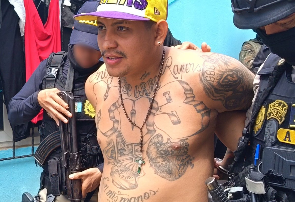 PNCdeGuatemala's tweet photo. Terrorista del barrio 18, alias “El Curioso” detenido con arma, municiones y droga

Como resultado de un allanamiento realizado en la 66ª calle y 47ª avenida, colonia Canaán, zona 18, investigadores del Grupo Especial de Investigación Antiterrorista de la  #SGIC. https://t.co/W0fuGblUuS