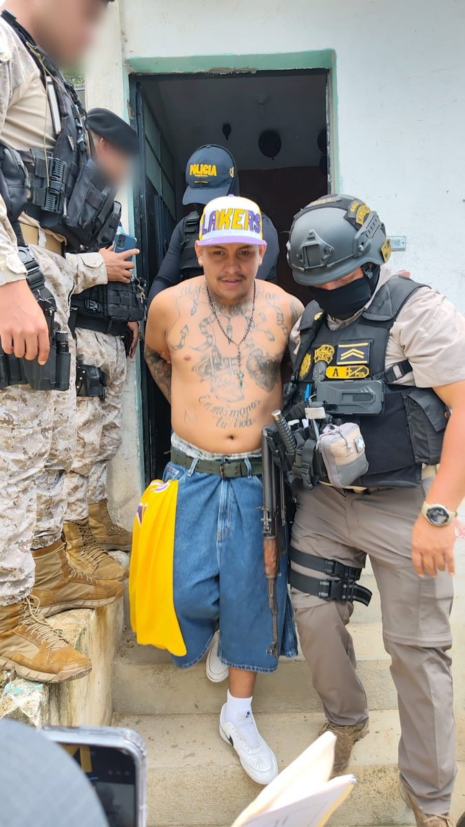 PNCdeGuatemala's tweet photo. Terrorista del barrio 18, alias “El Curioso” detenido con arma, municiones y droga

Como resultado de un allanamiento realizado en la 66ª calle y 47ª avenida, colonia Canaán, zona 18, investigadores del Grupo Especial de Investigación Antiterrorista de la  #SGIC. https://t.co/W0fuGblUuS